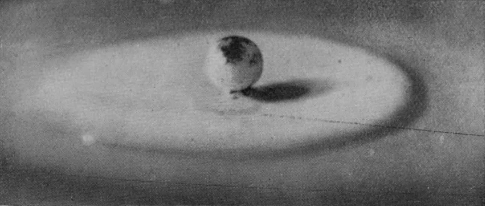 18 b 0·214 sec. — The broken-off head of the primary column, a round drop marked with lamp-black, resting on the surface at the centre of the cake.