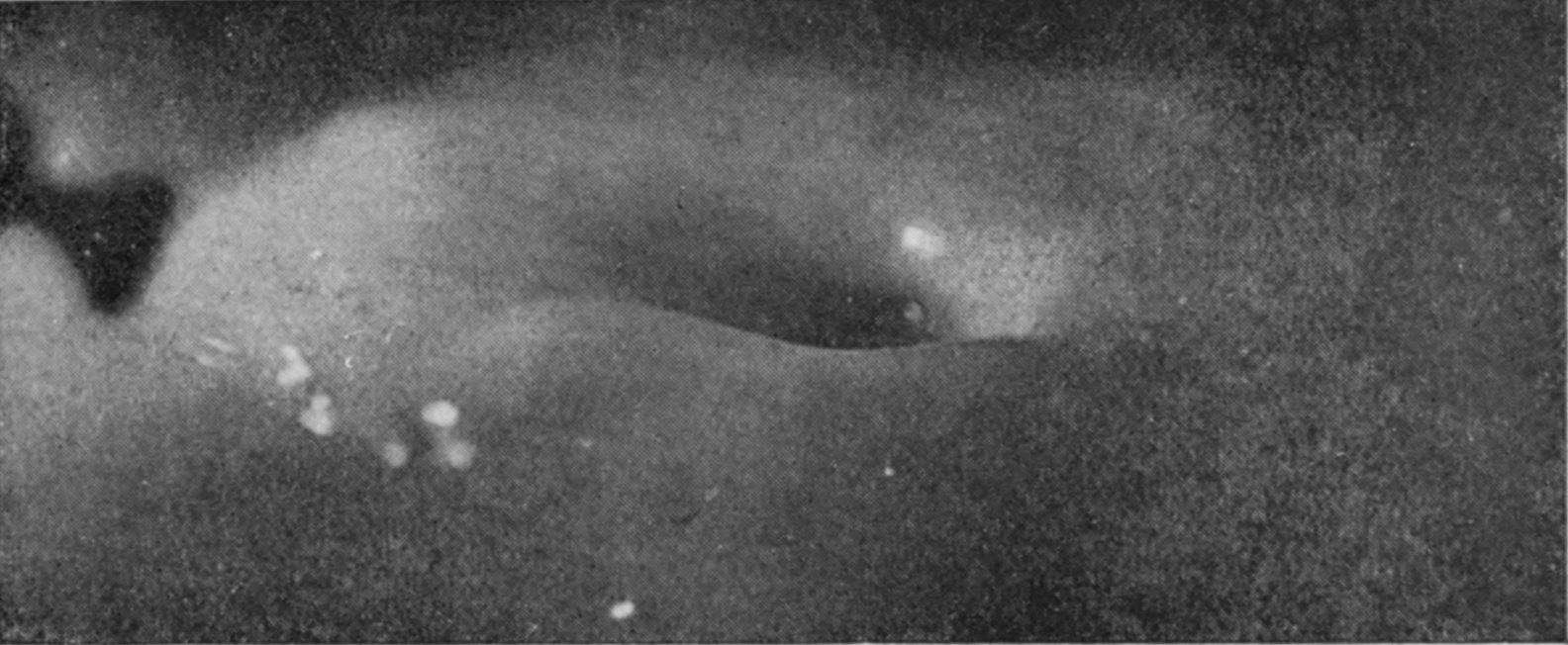 18 0·272 sec. — No column remains: the surface lies in a shallow saucer-shaped hollow, with a few bright specks at one side.